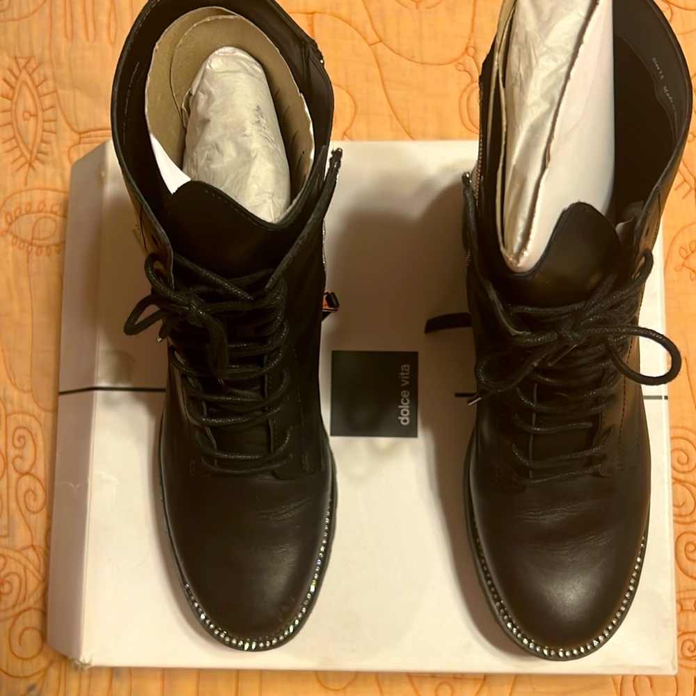 DV lace up boots with embellishments around sole of boot. In great condition.